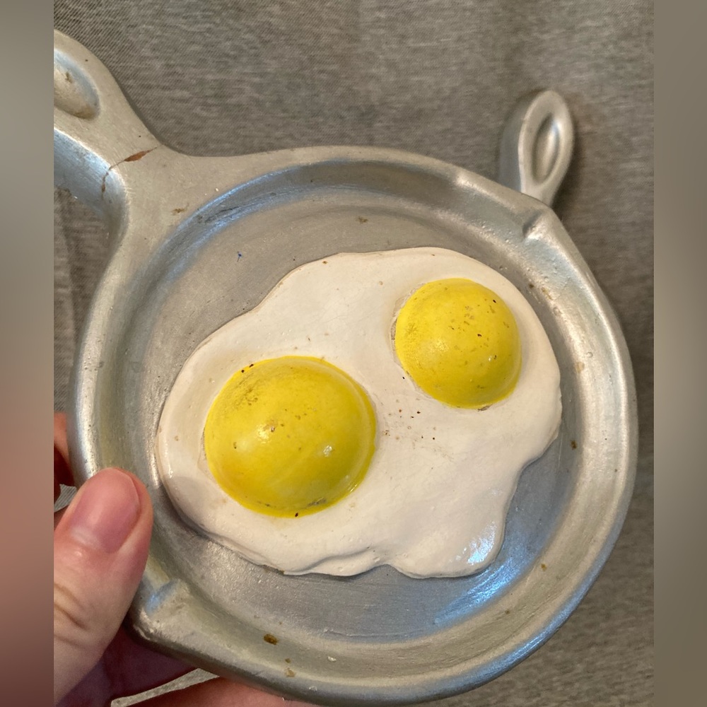 Vintage Kitsch Chalkware Skillet Pair - Eggs and Bacon - Picture 3 of 16